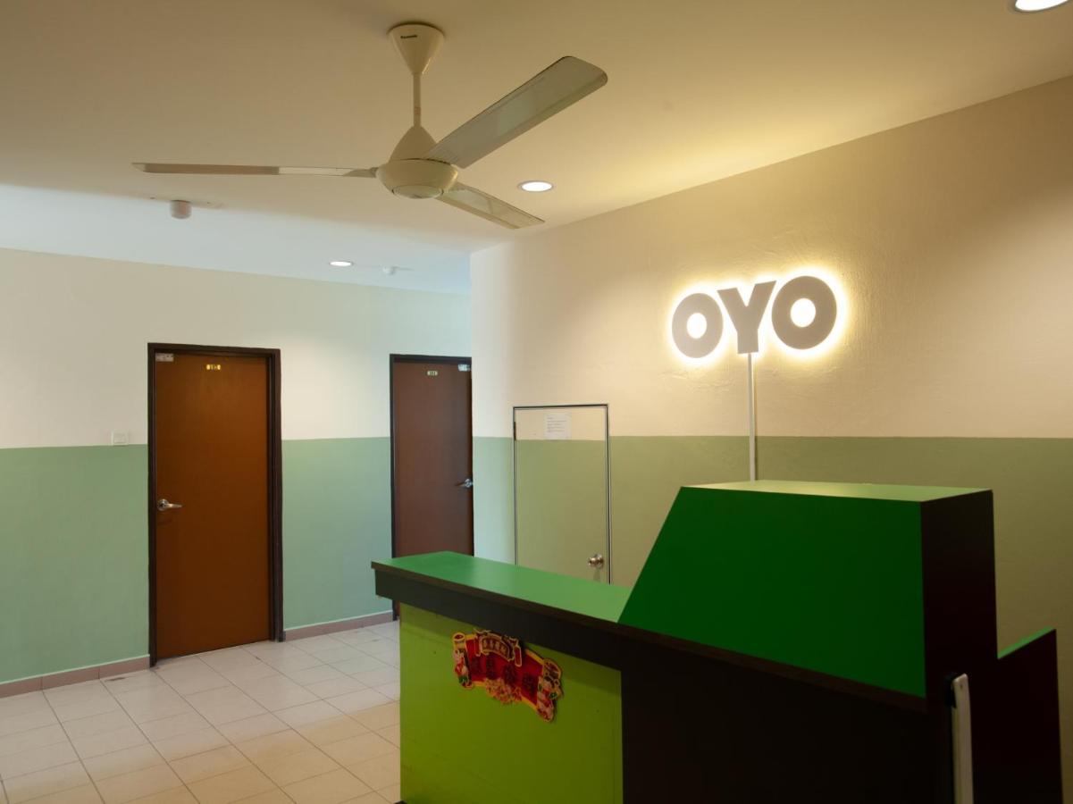 Oyo 89487 Space Hotel Kluang Exterior photo